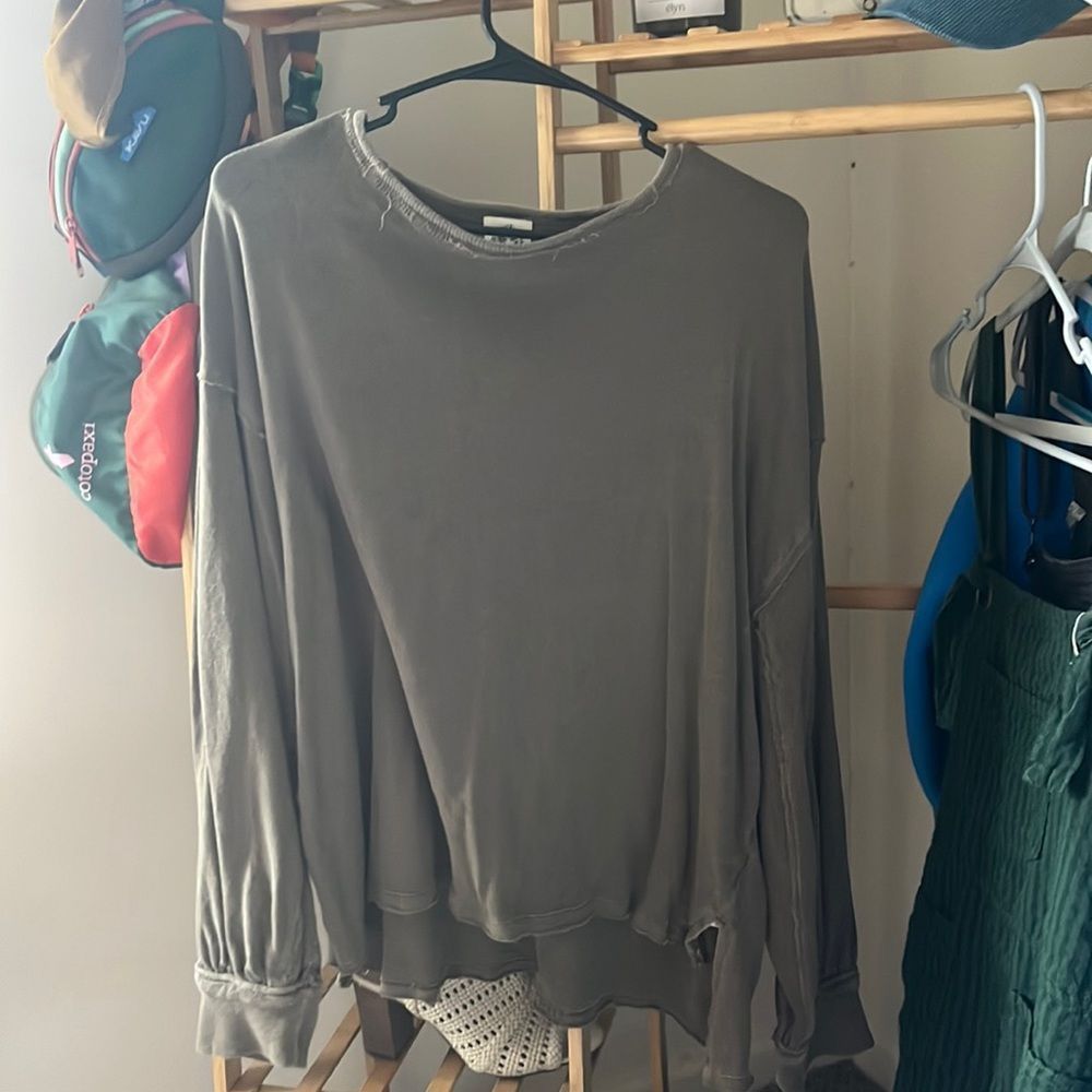 FREE PEOPLE SWEATSHIRT